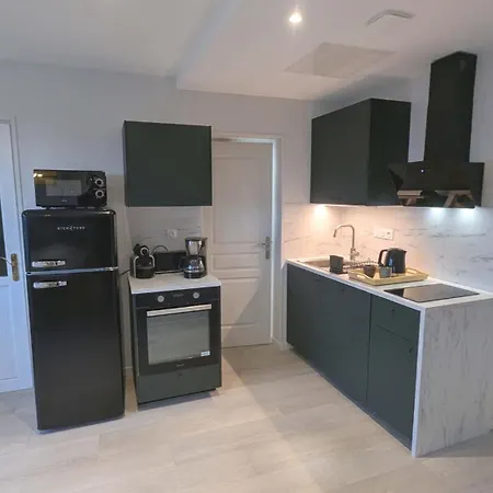 Beautiful Beachfront Apartment, 180d Sea And Cliff View