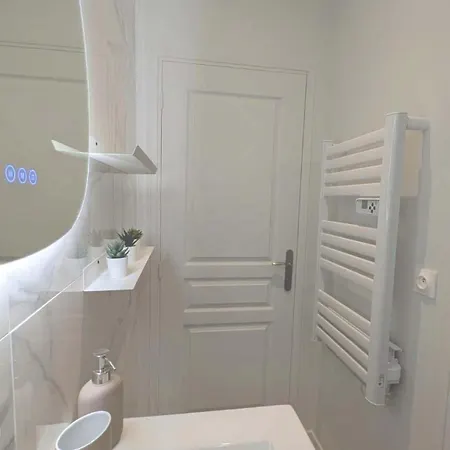 Beautiful Beachfront Apartment, 180d Sea And Cliff View