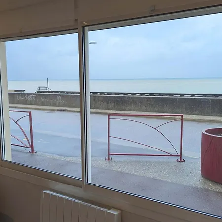 Lägenhet Beautiful Beachfront Apartment, 180d Sea And Cliff View