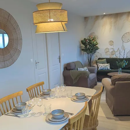 Lägenhet Beautiful Beachfront Apartment, 180d Sea And Cliff View