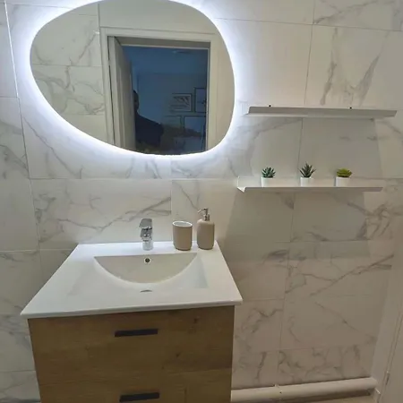 Lägenhet Beautiful Beachfront Apartment, 180d Sea And Cliff View *