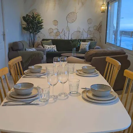 Lägenhet Beautiful Beachfront Apartment, 180d Sea And Cliff View *