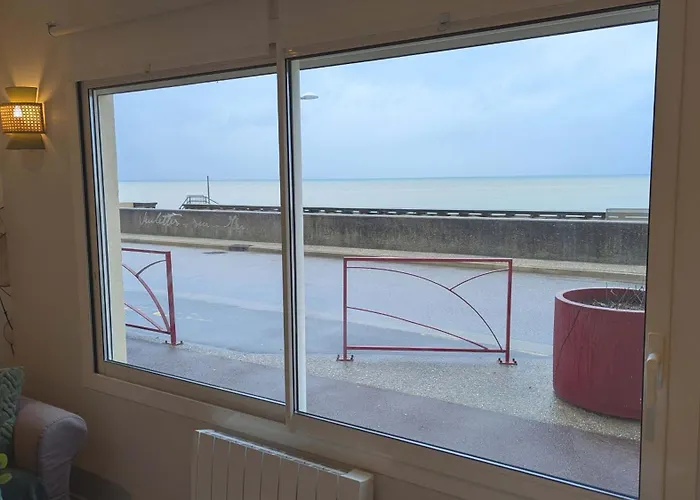 Apartment Beautiful Beachfront Apartment, 180d Sea And Cliff View