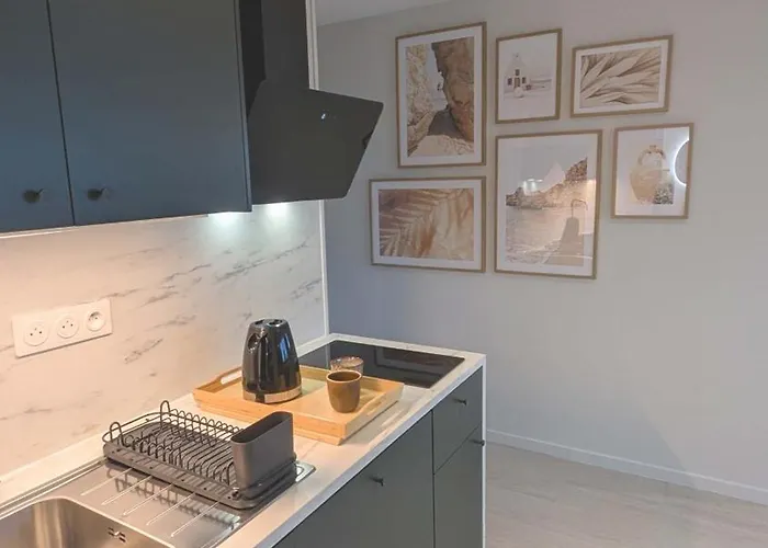 Beautiful Beachfront Apartment, 180d Sea And Cliff View Apartment