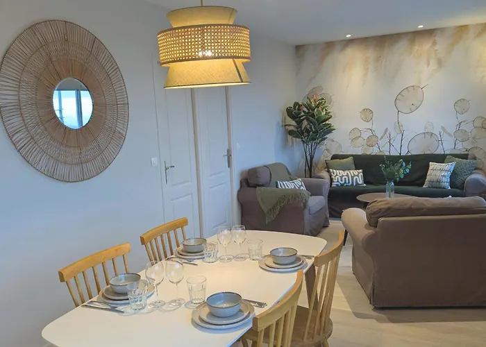 Apartment Beautiful Beachfront Apartment, 180d Sea And Cliff View