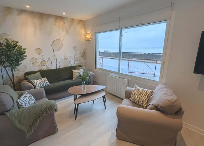 Apartment Beautiful Beachfront Apartment, 180d Sea And Cliff View *