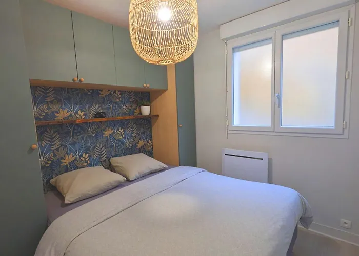 Apartment Beautiful Beachfront Apartment, 180d Sea And Cliff View