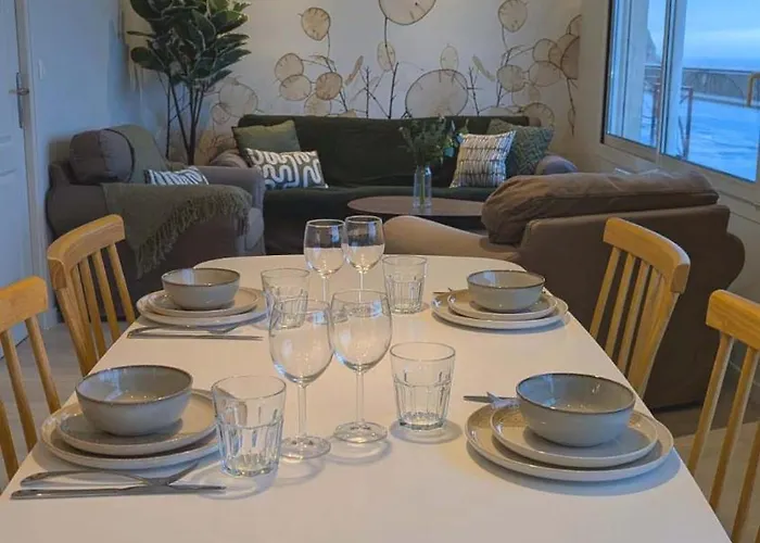 Apartment Beautiful Beachfront Apartment, 180d Sea And Cliff View *