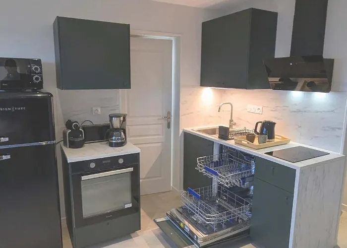 Apartment Beautiful Beachfront Apartment, 180d Sea And Cliff View